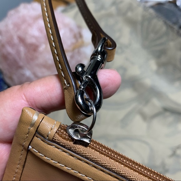 NWOT Coach Tan Leather Wristlet w/ Embossed Logo - Picture 4 of 9